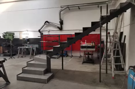 Costruzione scala in metallo rivestita con gradini in pietra