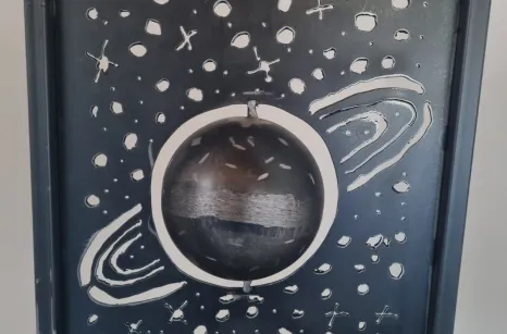 Servomuto in ferro grezzo, personalizzato con saturno interamente fatto a mano