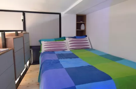 Camera realizzata con soppalco e scala in ferro grezzo