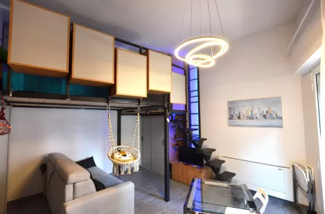 Camera realizzata con soppalco e scala in ferro grezzo