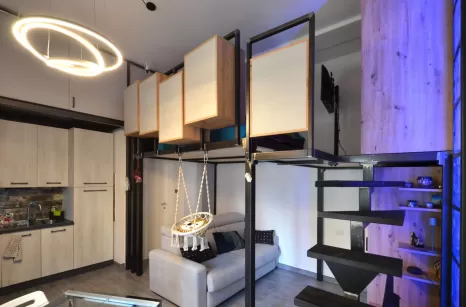 Camera realizzata con soppalco e scala in ferro grezzo