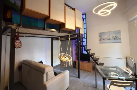 Camera realizzata con soppalco e scala in ferro grezzo