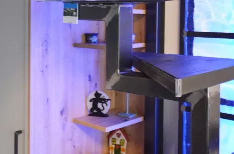 Camera realizzata con soppalco e scala in ferro grezzo