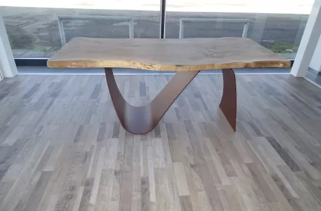 Tavolo con base in ferro piano rovere naturale