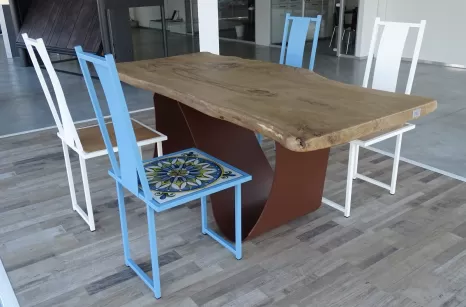 Tavolo con base in ferro e piano in rovere naturale