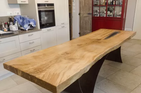 Tavolo in rovere e piede in ferro