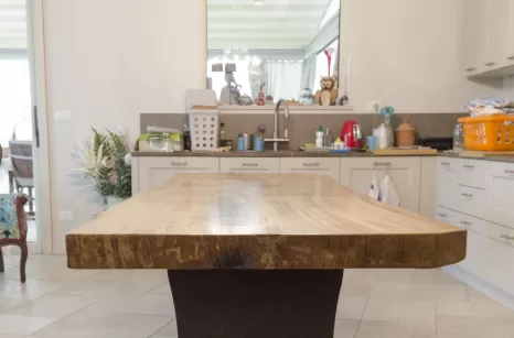 Tavolo in rovere e piede in ferro