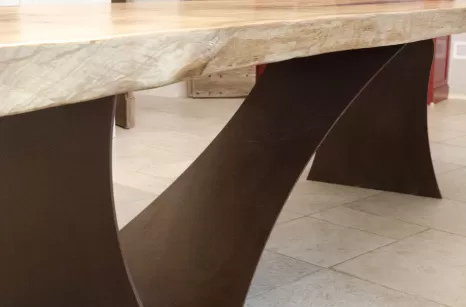 Tavolo in rovere e piede in ferro