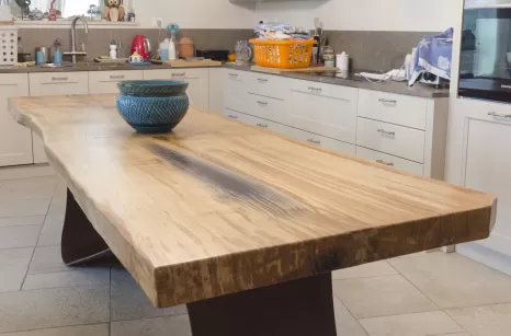 Tavolo in rovere e piede in ferro