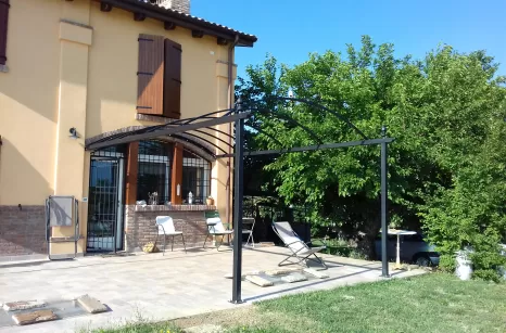 Tettoia con copertura in plexiglass