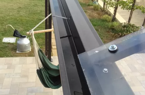 Tettoia con copertura in plexiglass