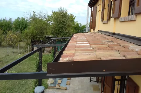 Tettoia con copertura in tegola