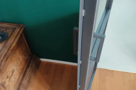 Vetrata con profili in ferro che divide soggiorno da cucina