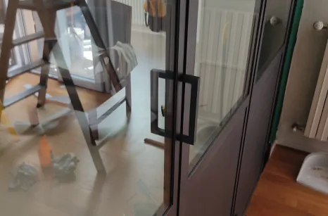 Vetrata con profili in ferro che divide soggiorno da cucina