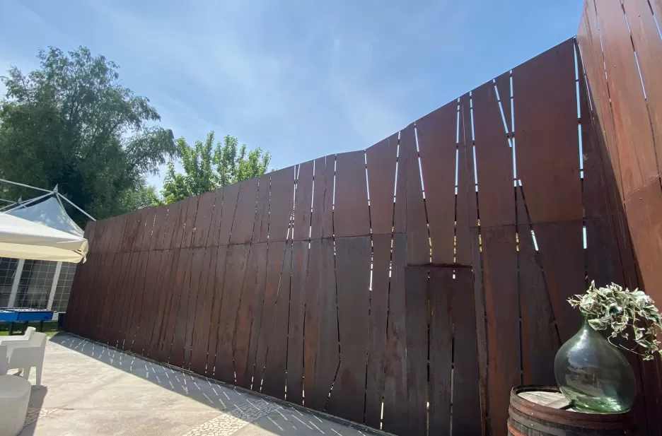 Due pareti in acciaio corten in un ristorante sembrano dei rami secchi