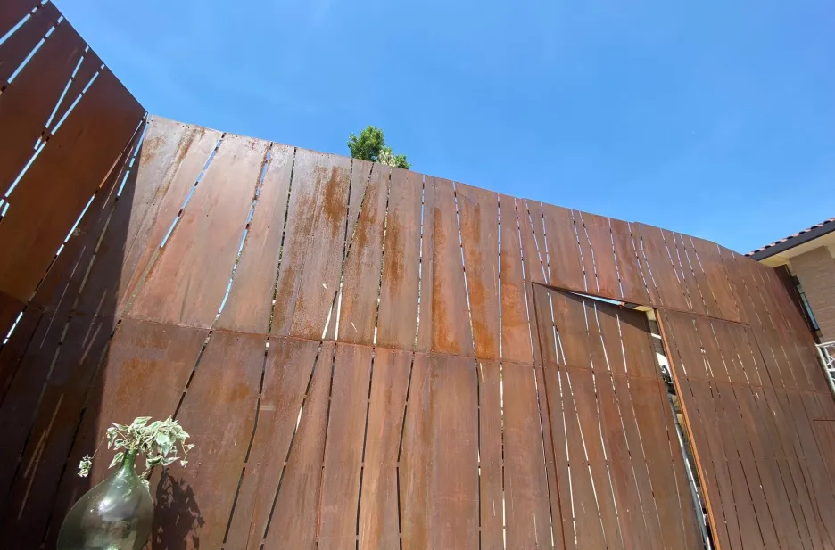 Due pareti in acciaio corten in un ristorante sembrano dei rami secchi