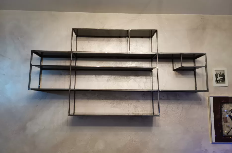 Libreria in ferro sospesa