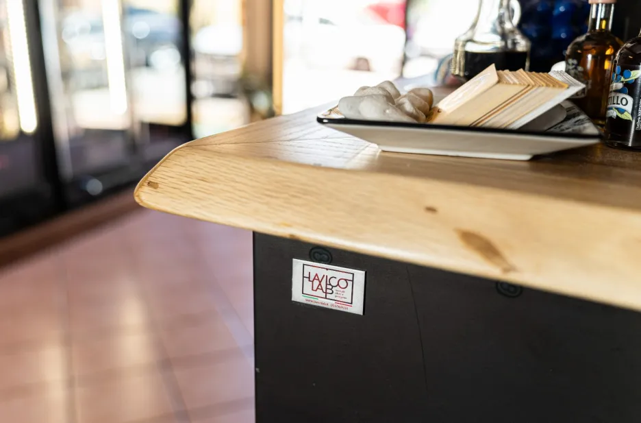 Arredo in stile industrial per la trattoria Anticagrama di Modena