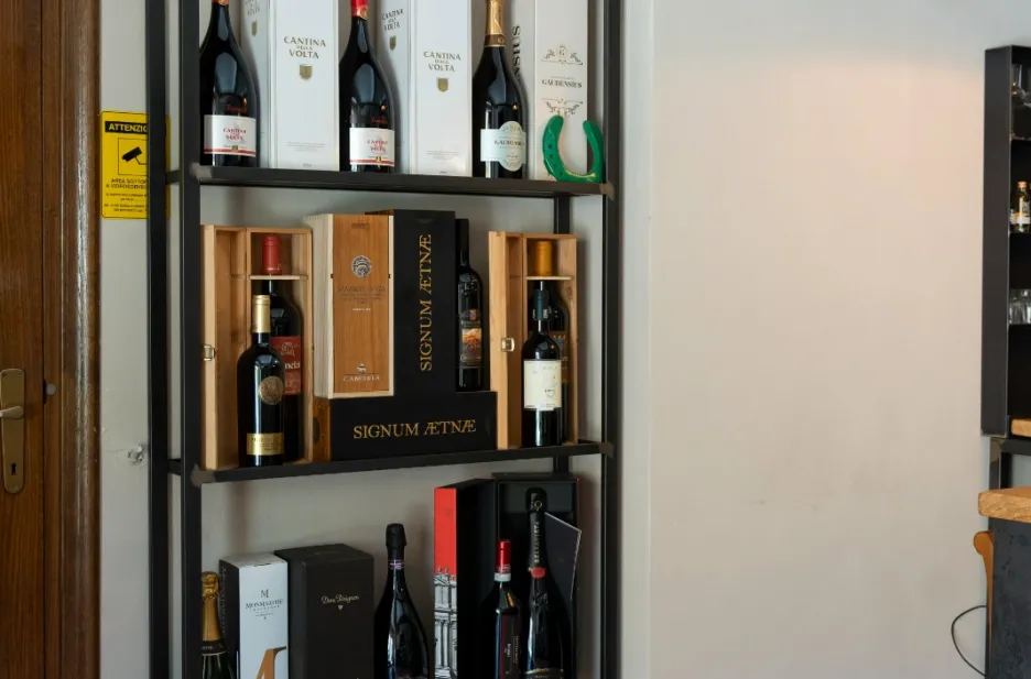 Arredo in stile industrial per la trattoria Anticagrama di Modena