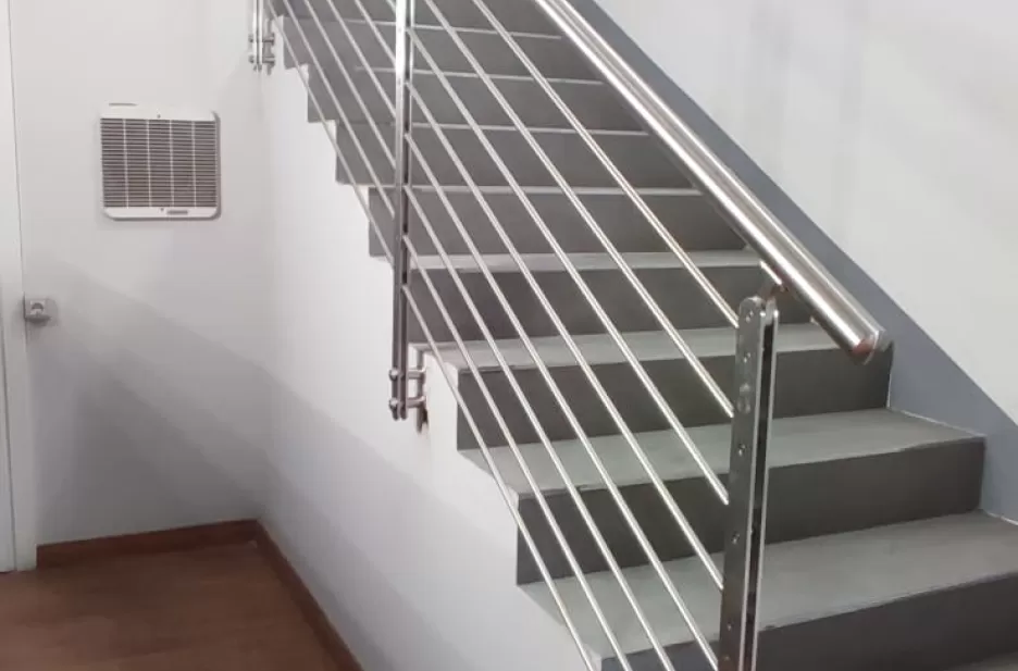 Balaustra per una scala interna in acciaio inox satinato
