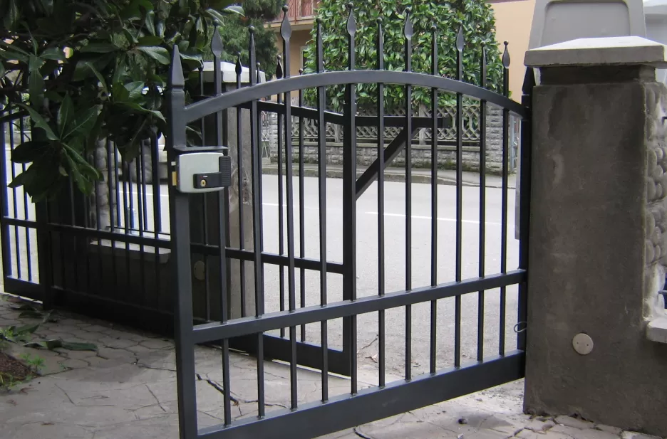 Cancello pedonale in ferro battuto