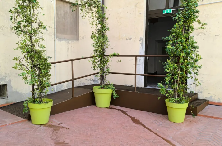 Rampa disabili in acciaio verniciato simil corten per teatro san Leonardo di Bologna