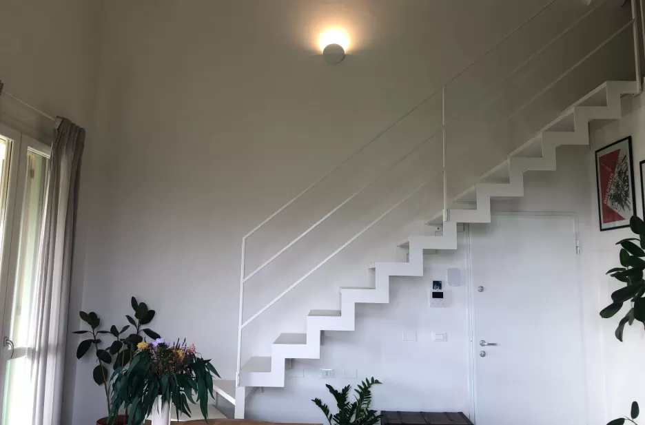 Scala in ferro con profili taglio laser e gradino in faggio lamellare