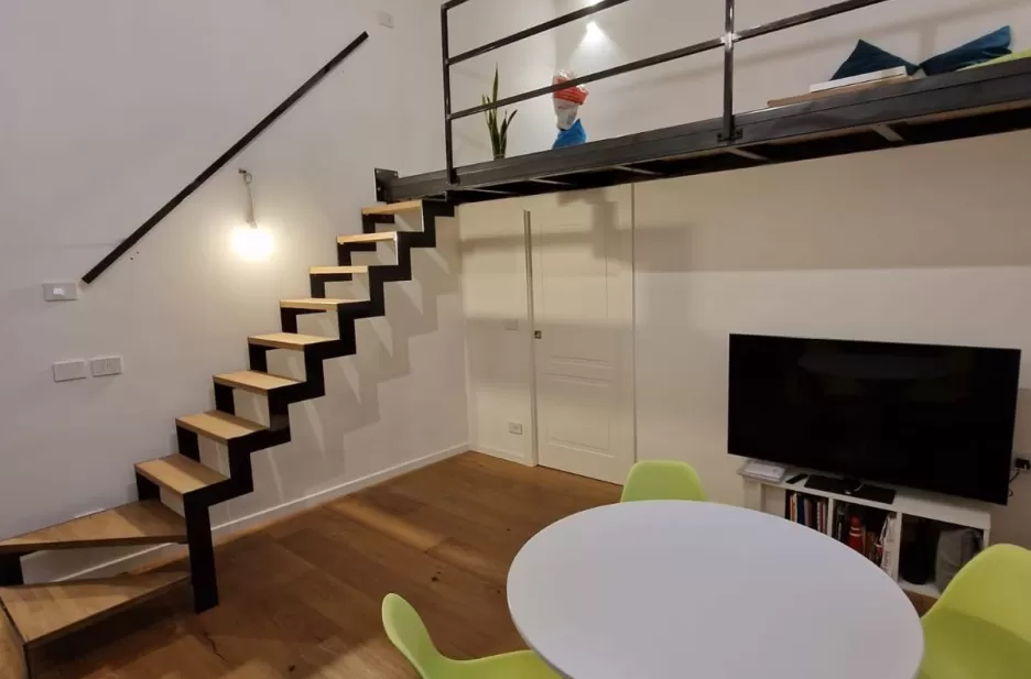 Scala con profili autoportanti in taglio laser stile industrial con gradini in rovere