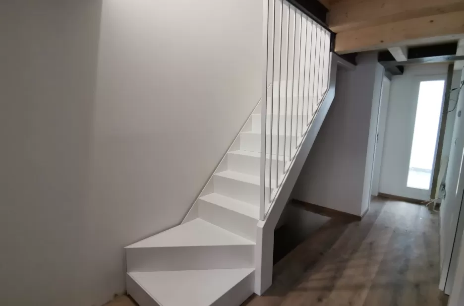 Scala in ferro autoportante verniciata a polvere epossidica.