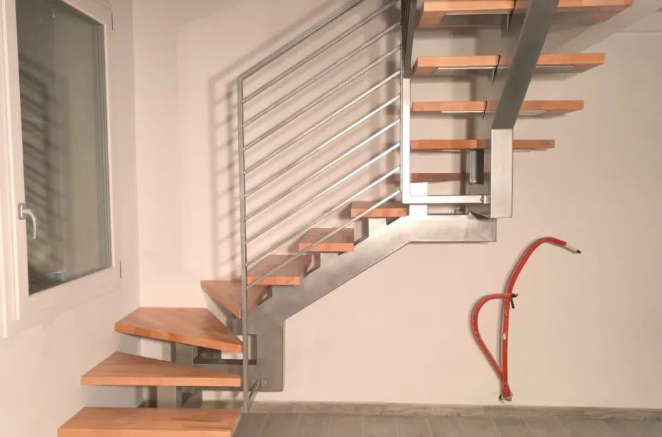 Scala con montante centrale autoportante in acciaio verniciato con gradini in faggio lamellare