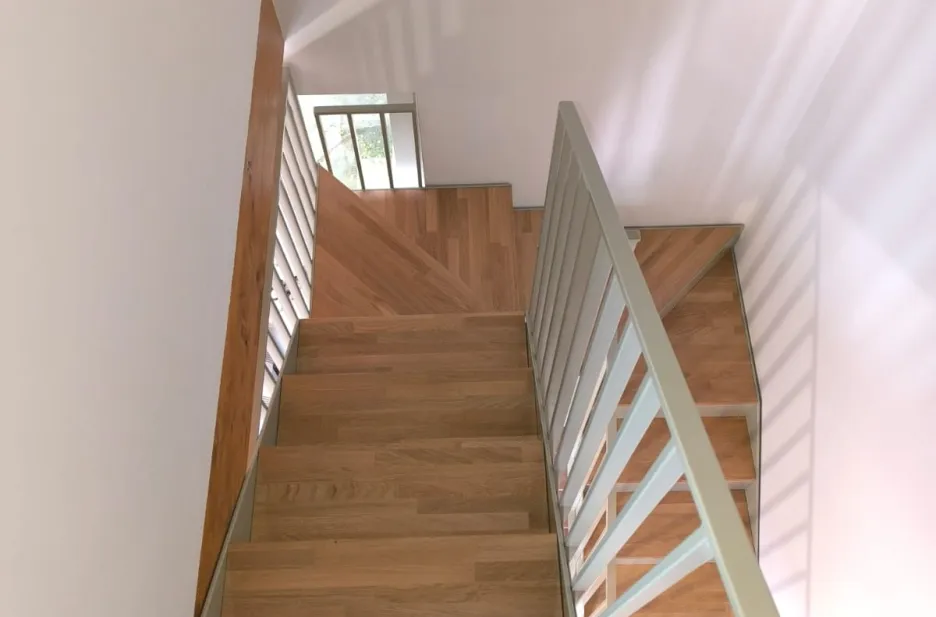 Scala in acciaio verniciata con gradini in lamellare di rovere