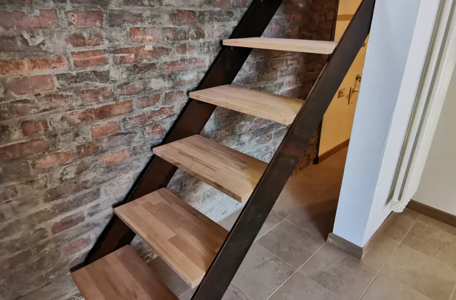 Scala realizzata in ferro ossidato e legno.
