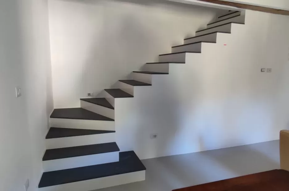 Scala in metallo rivestita con gradini in pietra