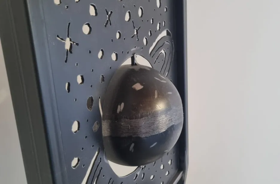 Servomuto in ferro grezzo, personalizzato con saturno interamente fatto a mano