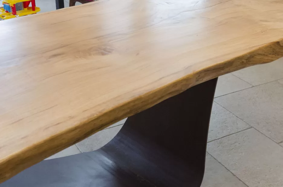 Tavolo in rovere e piede in ferro