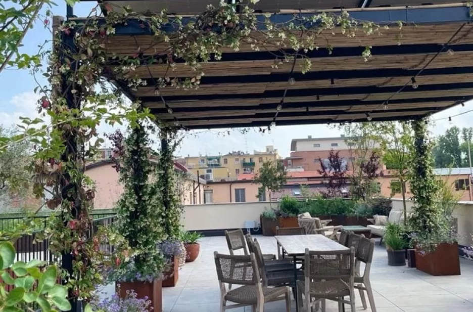 Trasformazione di un lastrico solare con tettoia in metallo