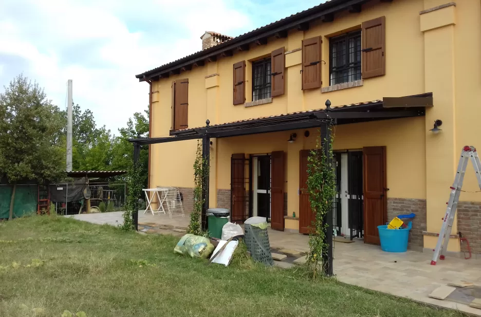 Tettoia con copertura in tegola